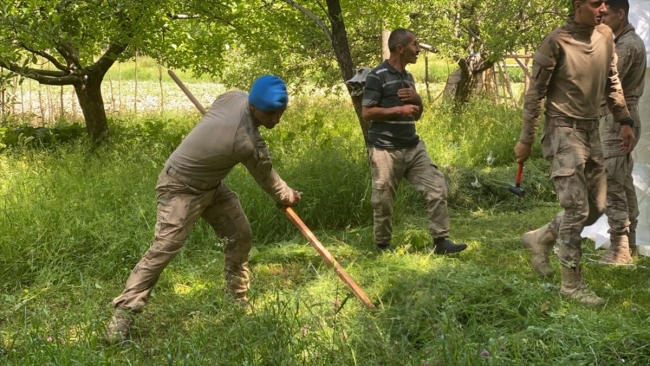 Mehmetçik deprem bölgesinde yaraları sarıyor